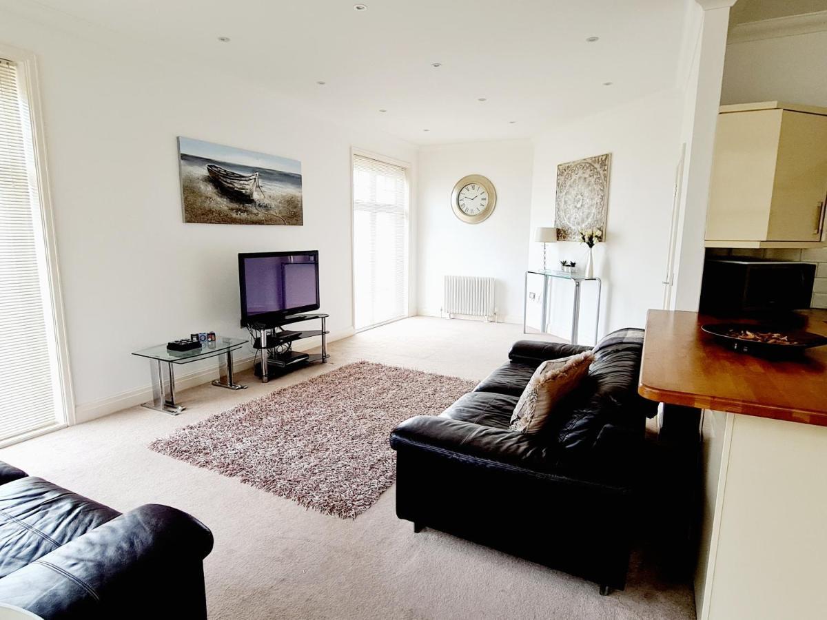 Seas The Day - Beachfront Apartment - Sleeps 4 Ramsgate Bagian luar foto